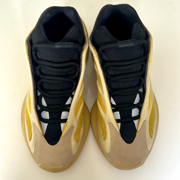 Yeezy 700 V3 'Mono Safflower' - Picture 6 of 8